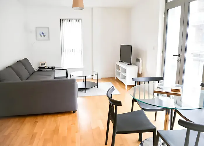 Serviced Apartment In Liverpool City Centre - Free Parking - Balcony - By Happy Days
