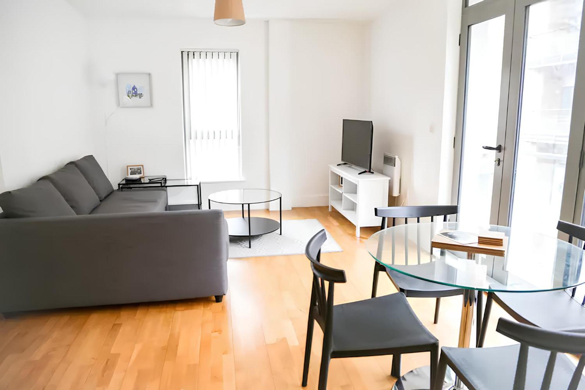 Serviced In Centre - Free Parking - Balcony - By Happy Days Apartamento