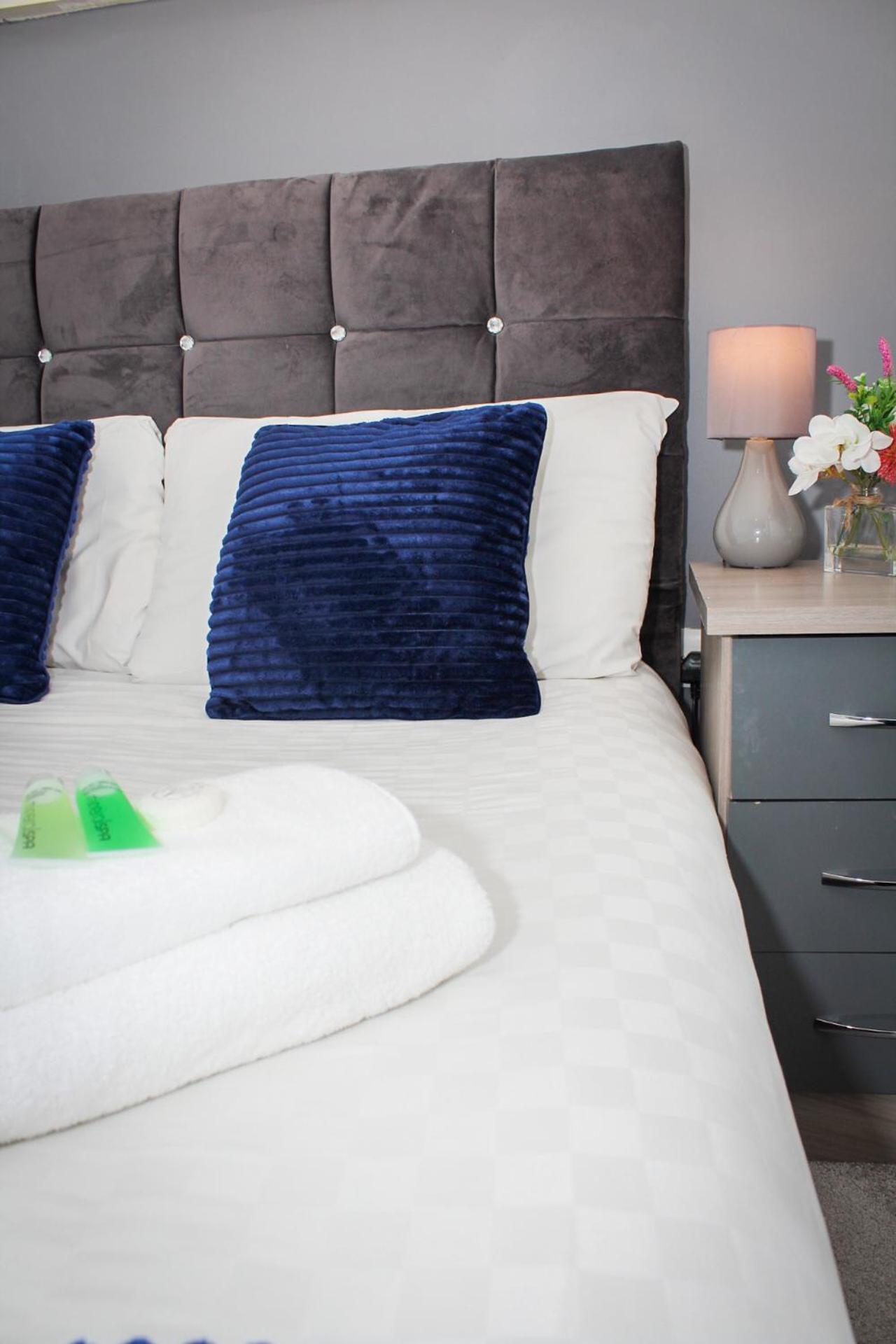 Serviced In Centre - Free Parking - Balcony - By Happy Days Apartamento