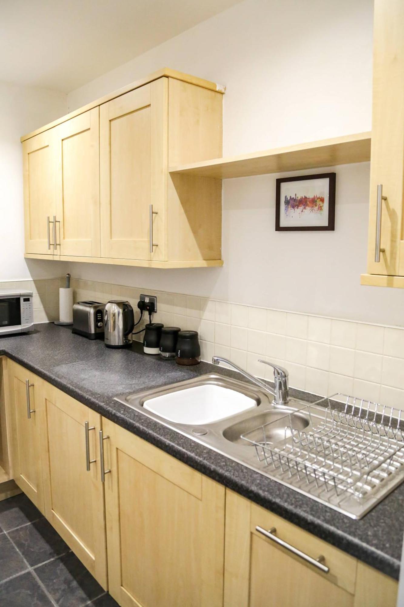 Serviced In Centre - Free Parking - Balcony - By Happy Days Apartamento