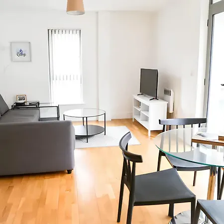 Serviced Apartment In Liverpool City Centre - Free Parking - Balcony - By Happy Days Exterior photo