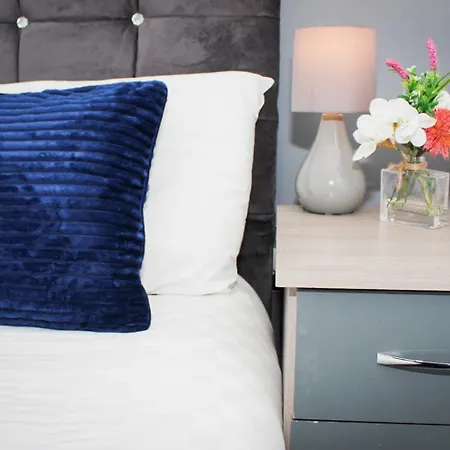 Serviced Apartment In Liverpool City Centre - Free Parking - Balcony - By Happy Days Exterior photo