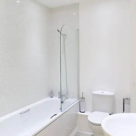 Serviced Apartment In Liverpool City Centre - Free Parking - Balcony - By Happy Days Exterior photo