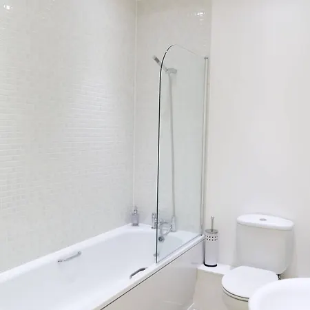 Serviced Apartment In Liverpool City Centre - Free Parking - Balcony - By Happy Days Exterior photo
