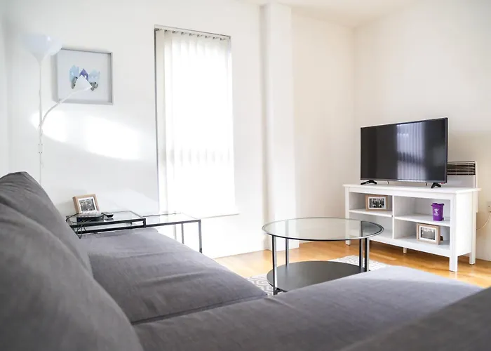 Serviced Apartment In Liverpool City Centre - Free Parking - Balcony - By Happy Days