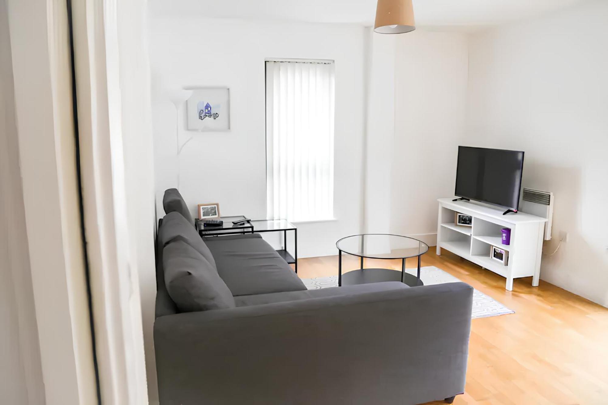 Apartment Serviced In Centre - Free Parking - Balcony - By Happy Days *