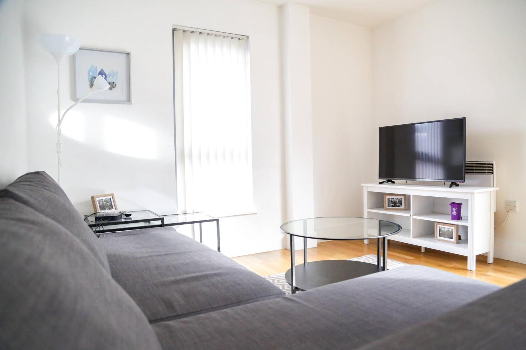 Apartment Serviced In Centre - Free Parking - Balcony - By Happy Days