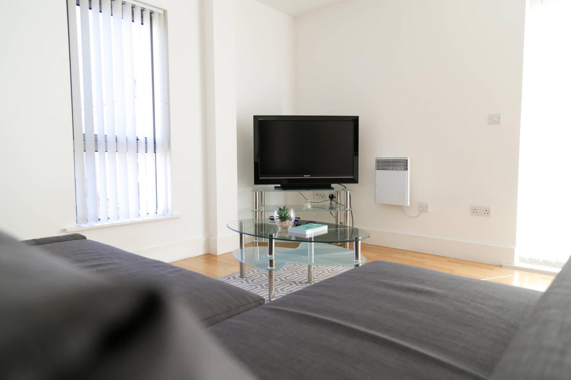 Serviced In Centre - Free Parking - Balcony - By Happy Days *