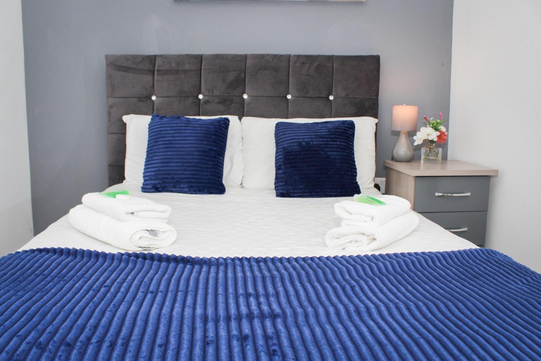 Serviced In Centre - Free Parking - Balcony - By Happy Days