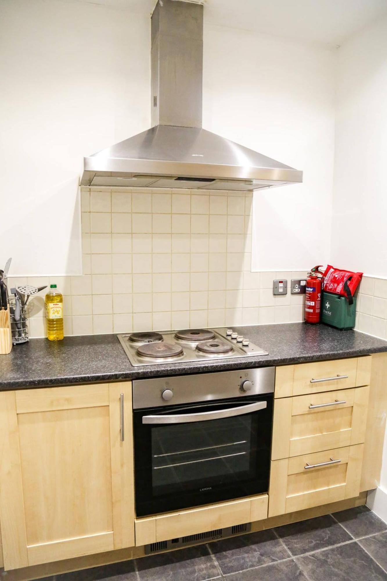 Serviced In Centre - Free Parking - Balcony - By Happy Days Apartment *