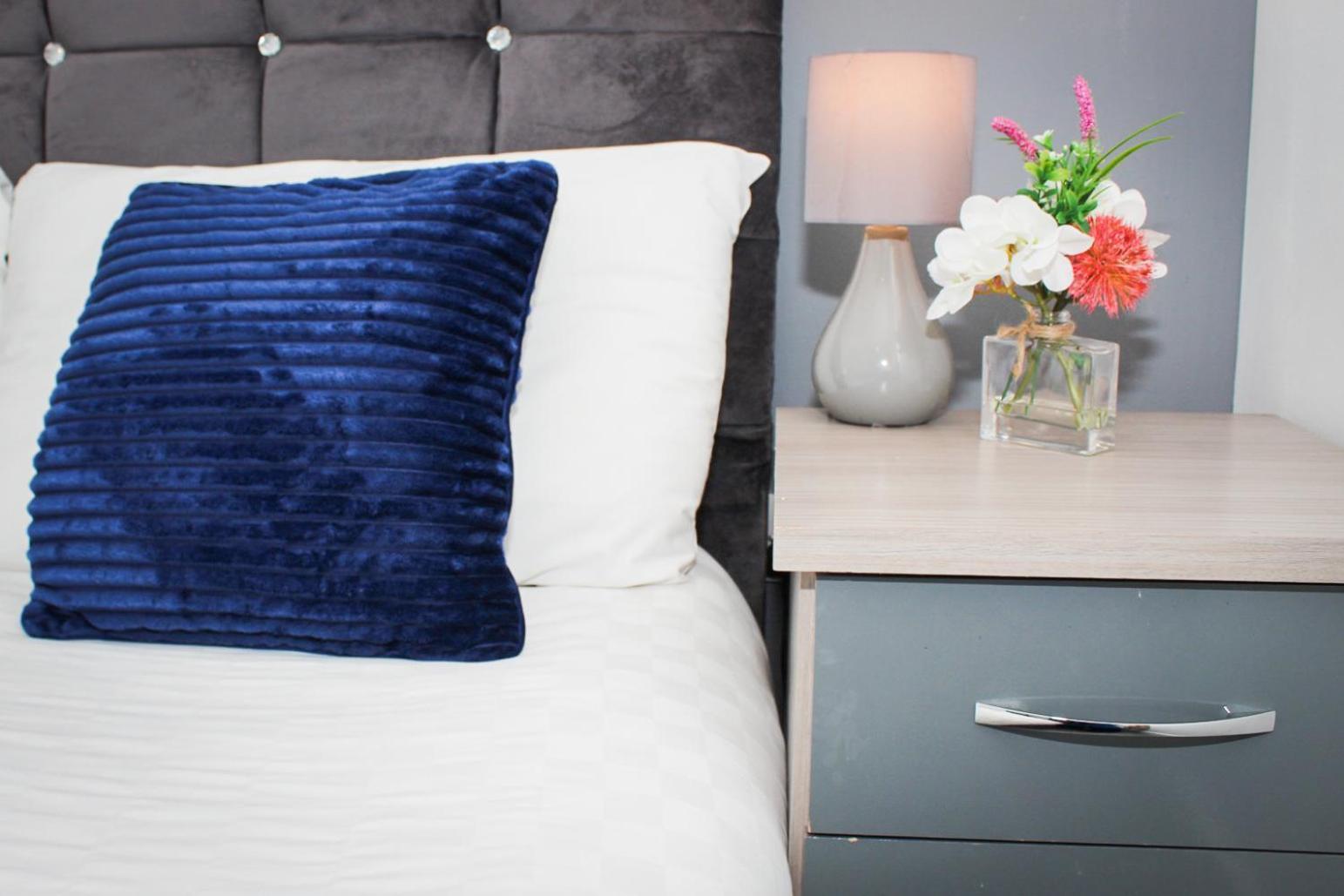 Serviced In Centre - Free Parking - Balcony - By Happy Days Apartment