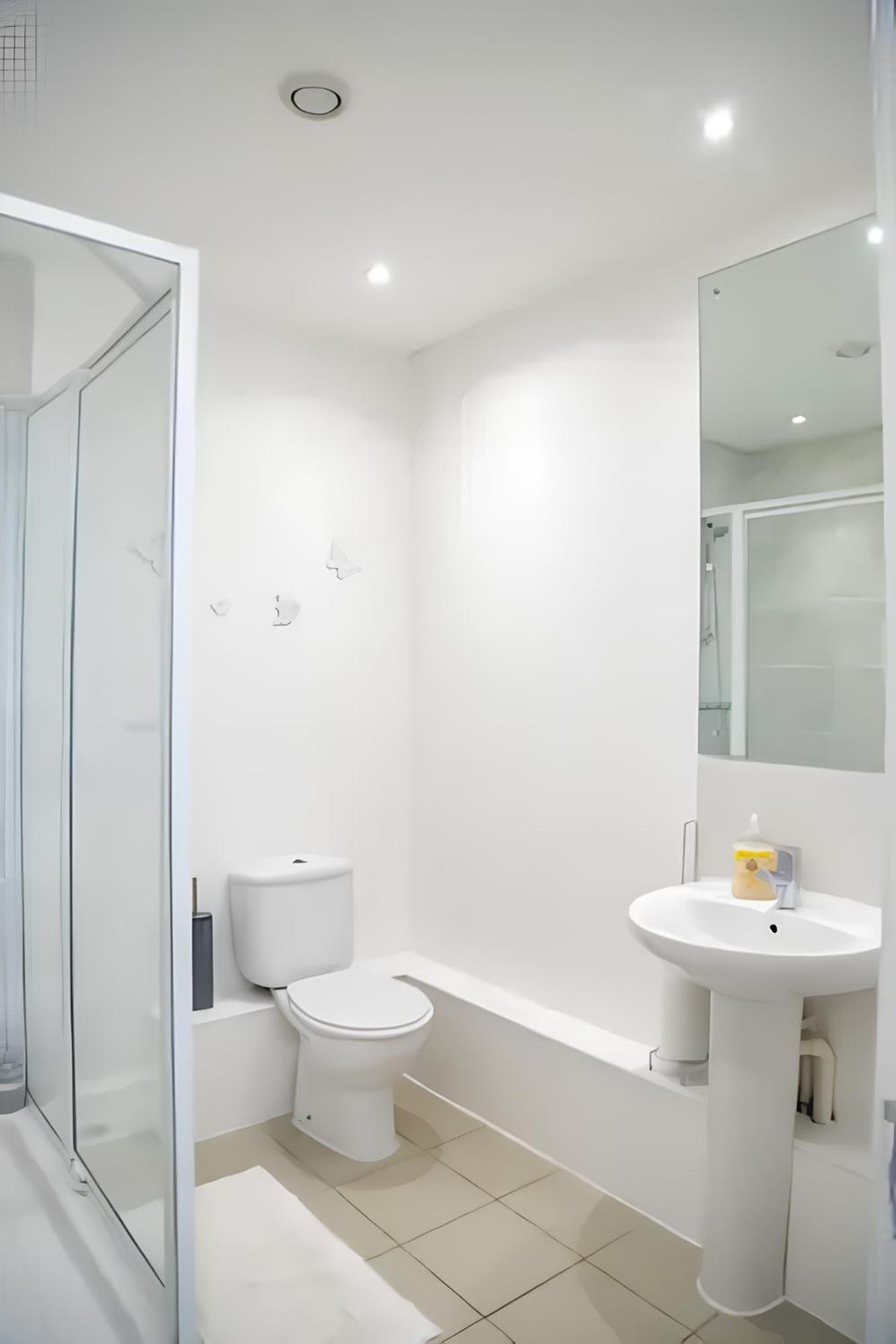 Serviced In Centre - Free Parking - Balcony - By Happy Days Apartment *