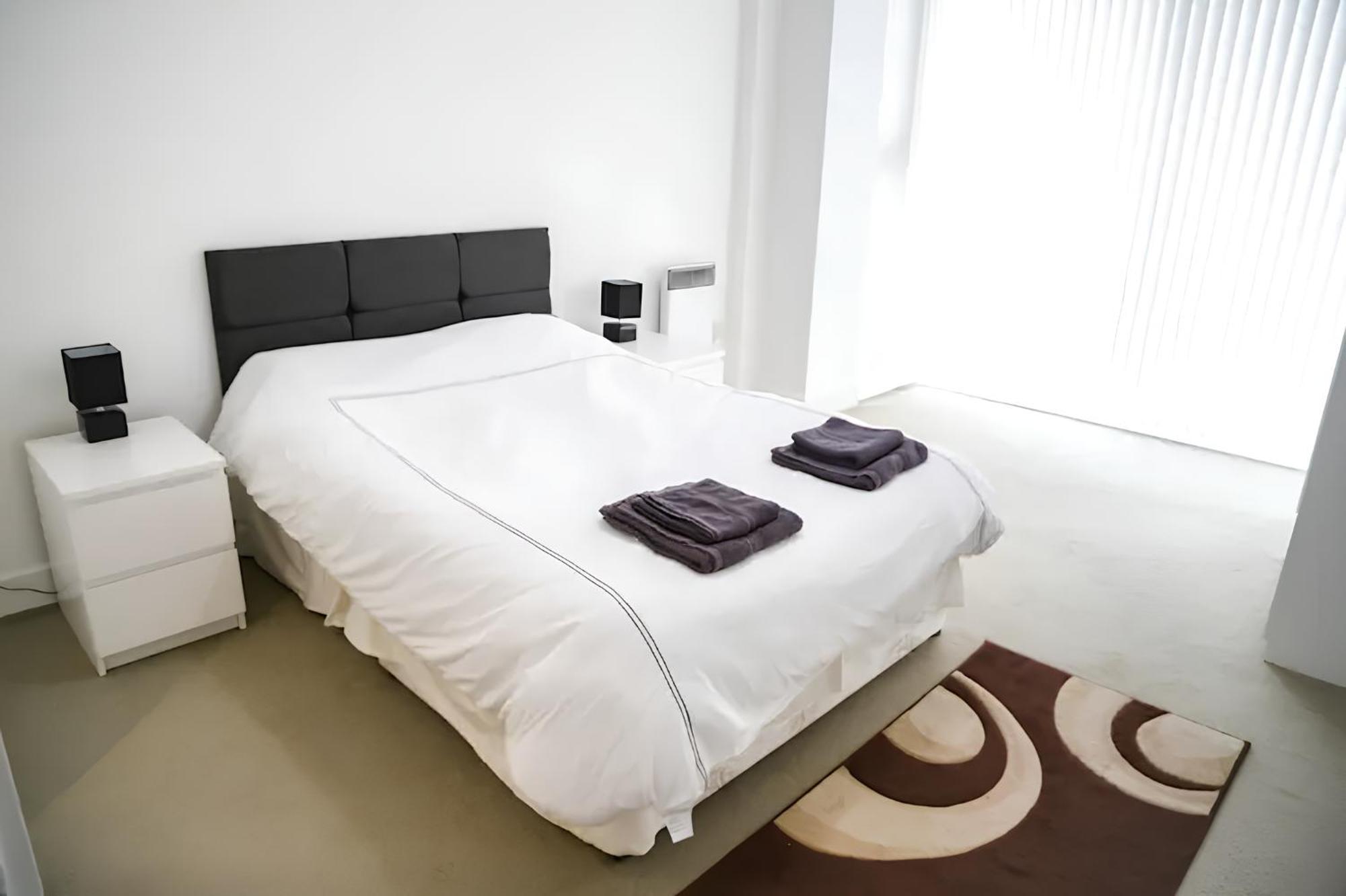 Apartment Serviced In Centre - Free Parking - Balcony - By Happy Days *
