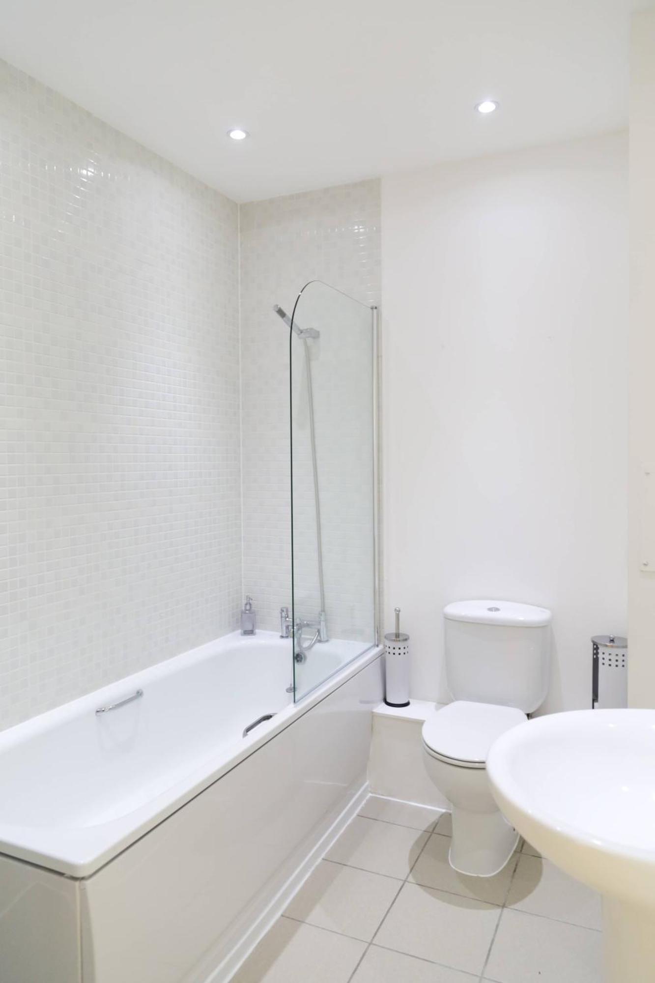 Serviced In Centre - Free Parking - Balcony - By Happy Days Apartment