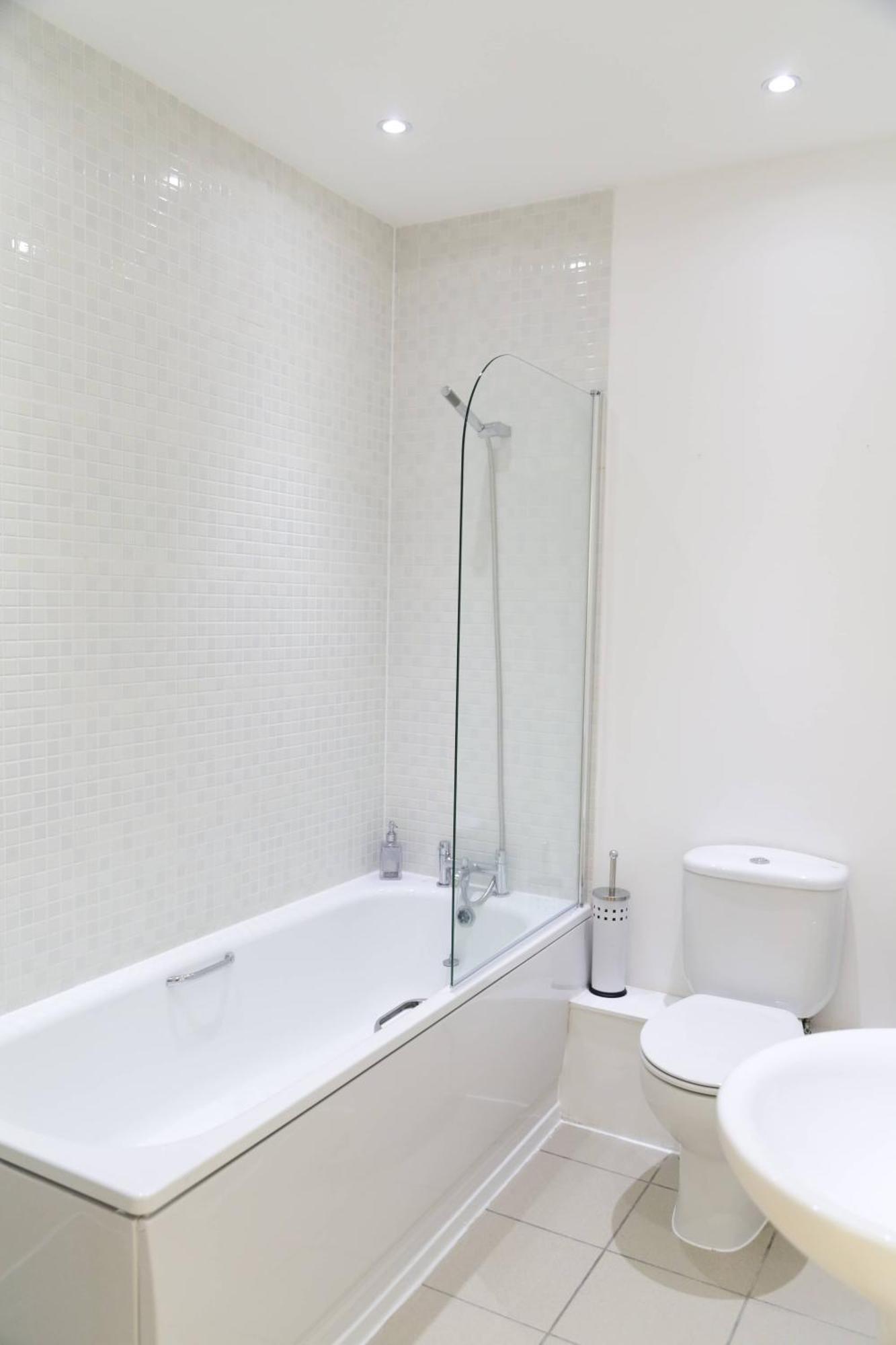 Serviced In Centre - Free Parking - Balcony - By Happy Days Apartment *